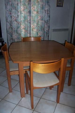 SUPERBE ENSEMBLE TABLE + 4 CHAISES ORME MASSIF  ETAT NEUF