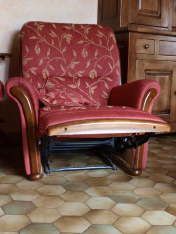 Canapé deux places fixe et fauteuil relax