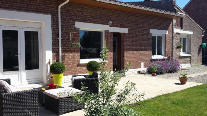 Longère rénovée avec jardin et garage