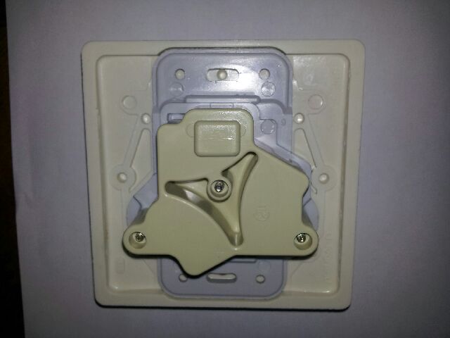 PRISE LEGRAND 32 A100/100MM