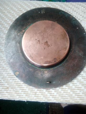 Belle assiette en cuivre rouge