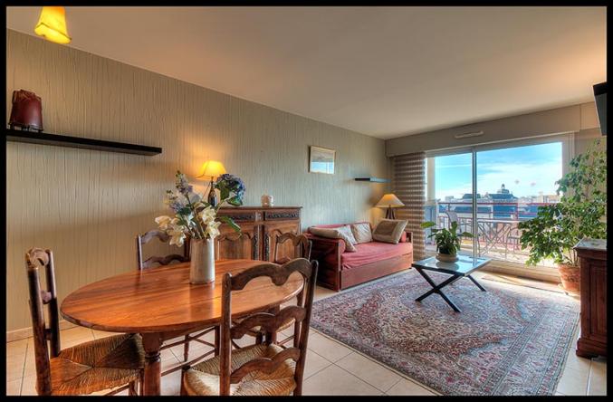 Appartement traversant à 200m du port (le trianon)