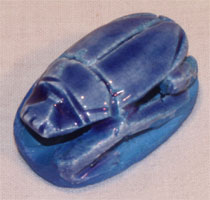 Petit scarabée bleu en pierre (neuf)