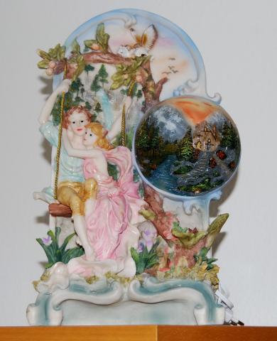 Couple au jardin d'éden sur une balançoire.