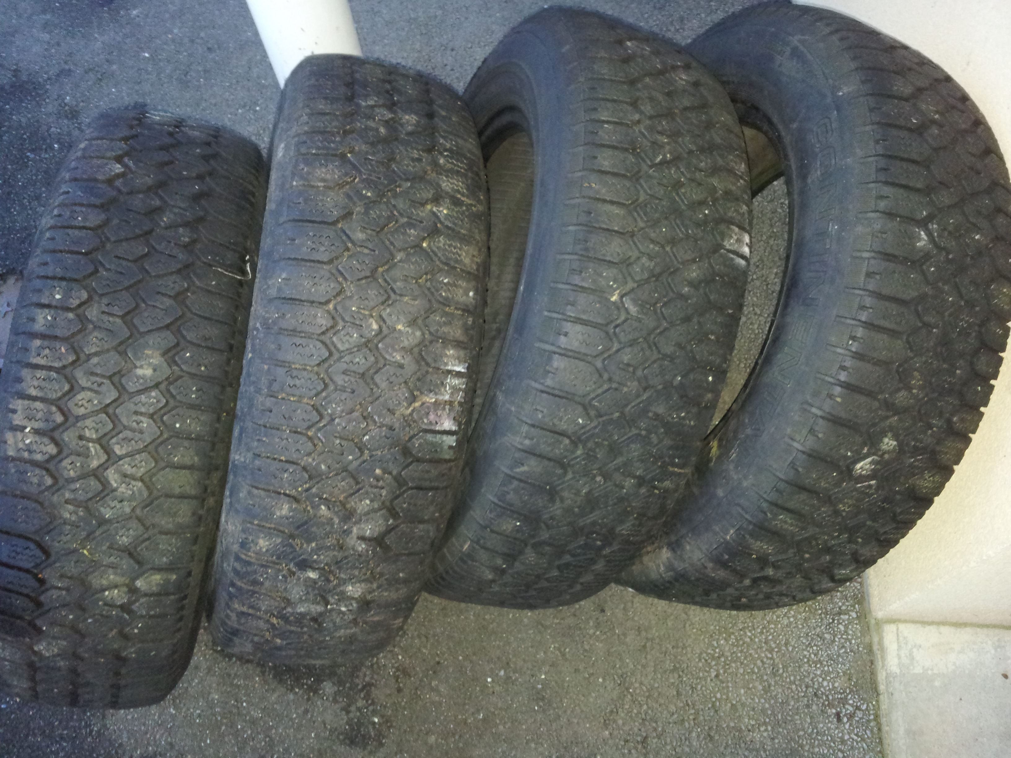 Pneu continental (x4) taille  195/65/r15 indice de vitesse 91t.