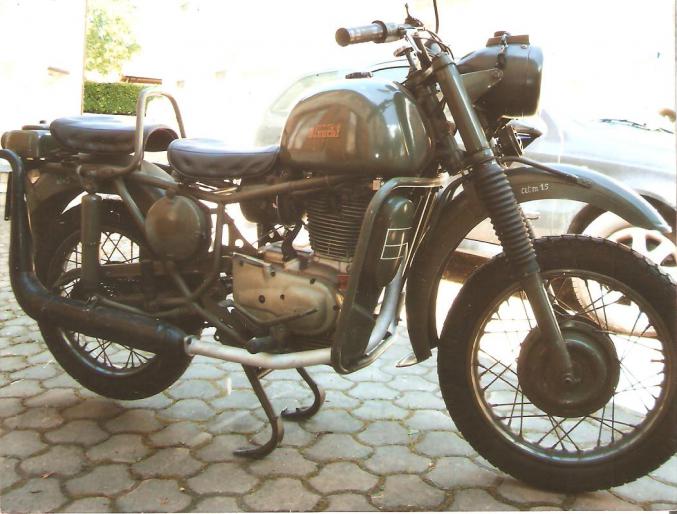 Motos italiennes anciennes de collection 