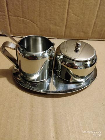 Ensemle crèmier et  sucrier