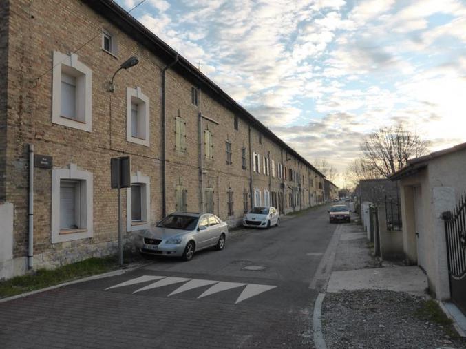 * Grande Maison divisible en 4 logements.