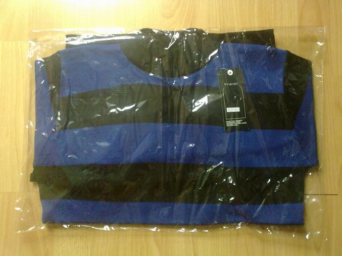 Pull rayé bleu et noir 