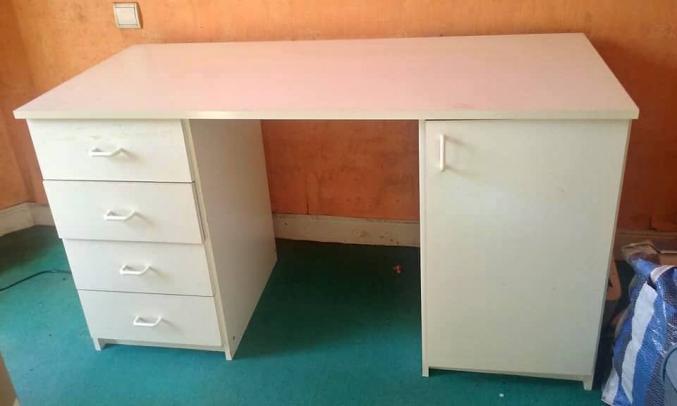 Bureau ou meuble bas métallique blanc