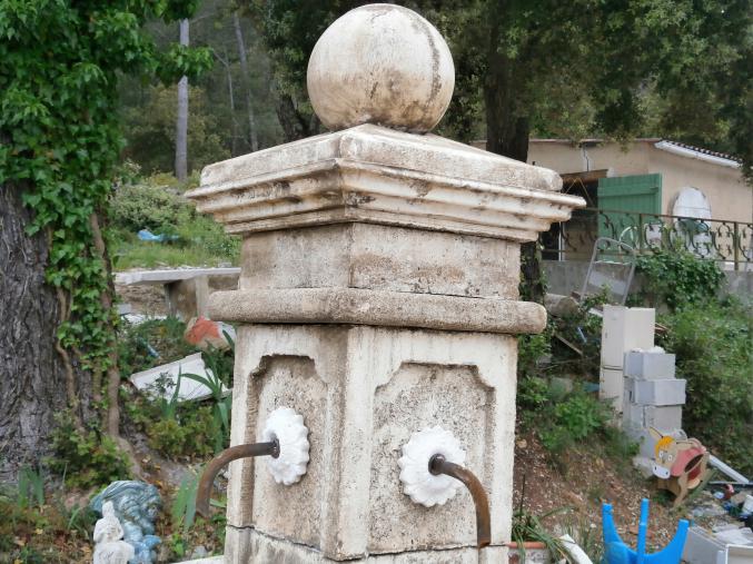 Fontaine centrale de village