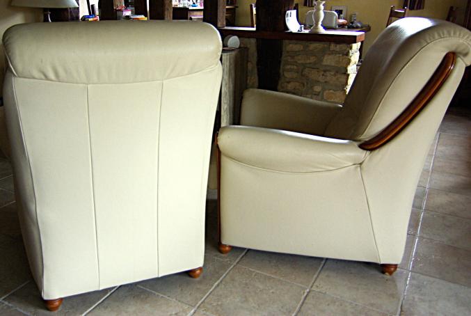 Paire de beaux fauteuils de salon en cuir
