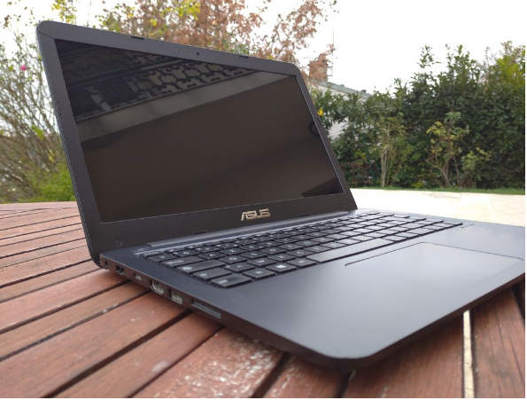 Asus VivoBook 14' + 3 Chargeurs d'alimentation OFFERT