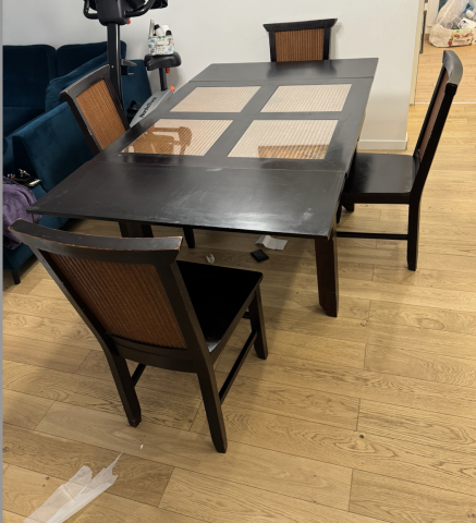 Table a manger en bois massif avec 4 chaises