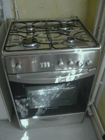 Cuisinière et meuble de cuisine