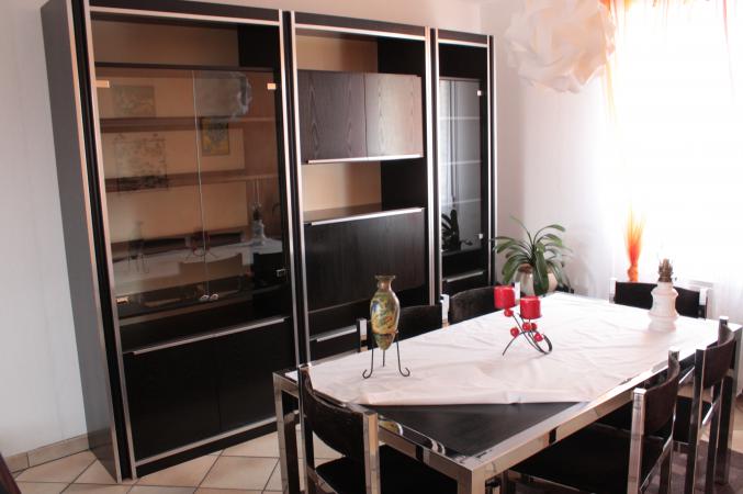 Salle à manger: table, 6 chaises, 3 meubles style moderne