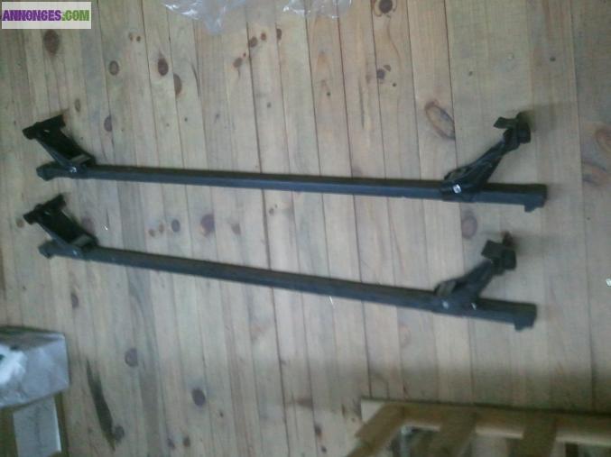 Barre de toit pour voiture avec un toit à gouttière.