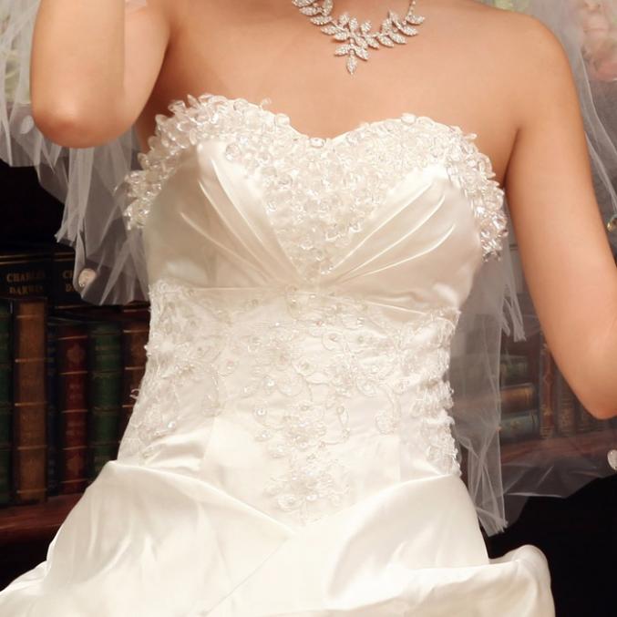 Neuve dans l'emballage robe du mariage.