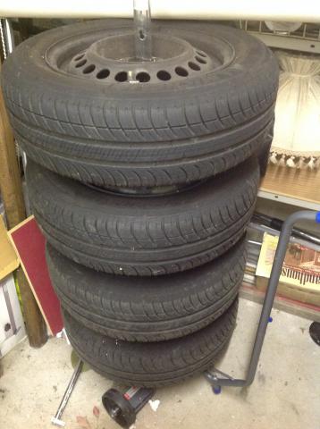 Quatre pneus Michelin neufs montés sur jantes