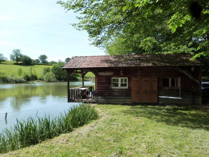 CABANE DANS LES BOIS sur étang privé 
