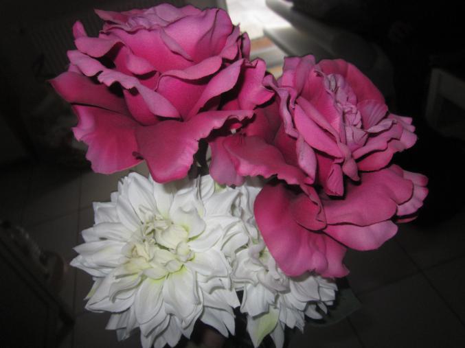 FLEURS BLANCHES ET ROUGES