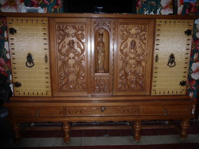 2 beaux meubles en chêne clair , sculpté