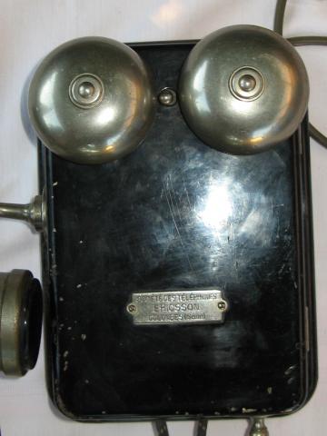 Ancien télèphone mural