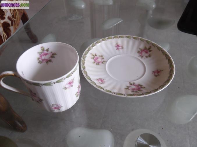 Tasses a cafe et soucoupe en porcelaine