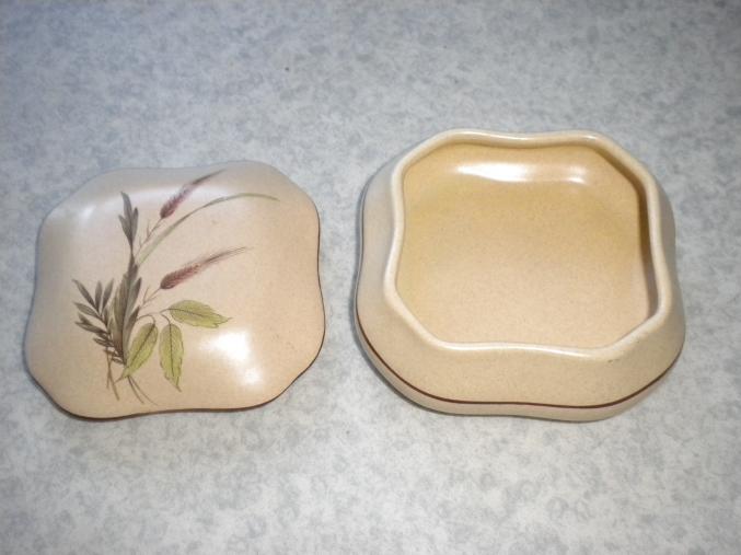 Boîte à bijoux en grès fleuri