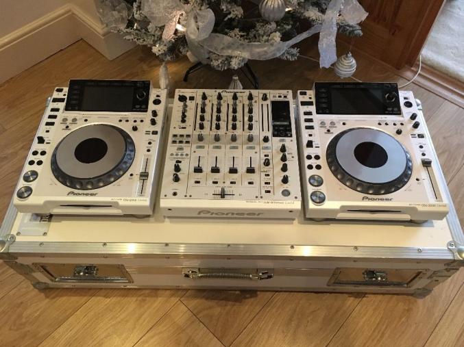 2 Cdj 2000 et 1 djm 900 Nexus