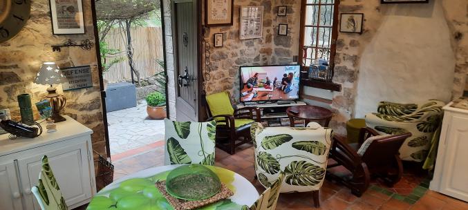 PROVENCE : maison au milieu des bois