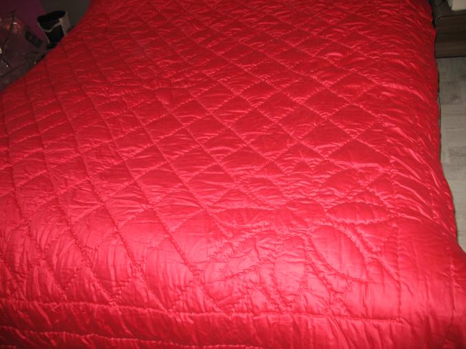 COUVERTURE TRES CHAUDE EN TRES BEAU TISSU et GARNI DE LAINE DE MOUTON, NEUVE, demension 2,05 par 2,40