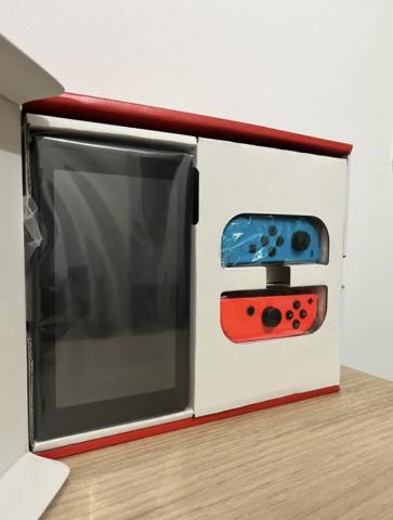 Nintendo switch bleu néon et rouge 32gb