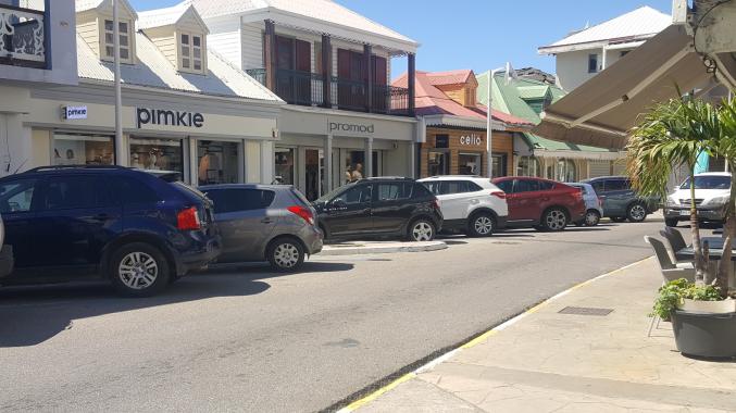 Murs commerciaux avec vitrines