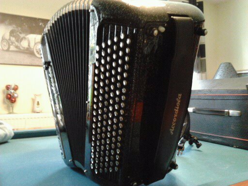 Accordéon Accordiola 012c carbone compact musette