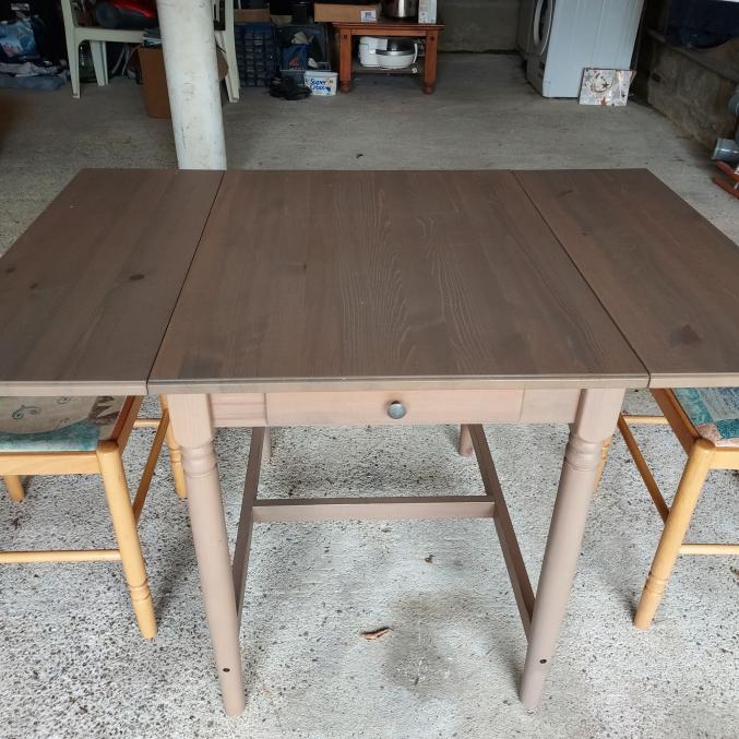 TABLE DE CUISINE ET CHAISES