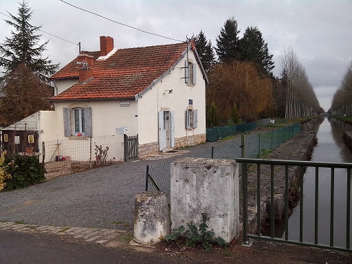 MAISON ECLUSIERE CANAL DE BERRY