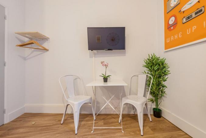 STUDIO DE 35M² AU 8 Rue d'Artois 75008 Paris, France à 800€