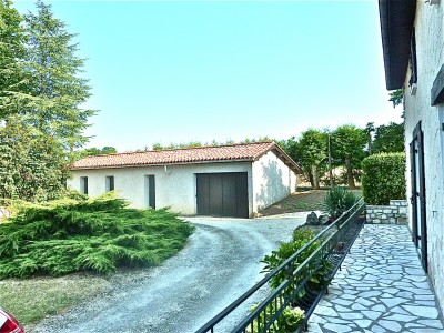 Maison avec un belle vue, trois chambres, dépendances et jardin tout cloturé 