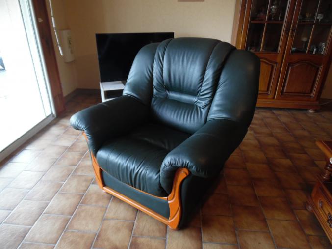 Canape cuir vert 3 places et 1 fauteuil assorti