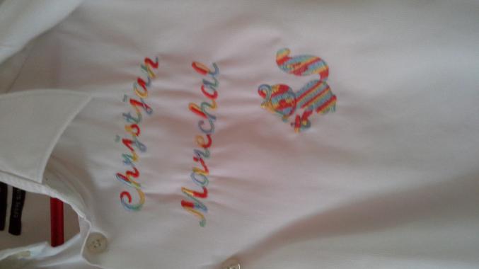 Main et broderie machine.