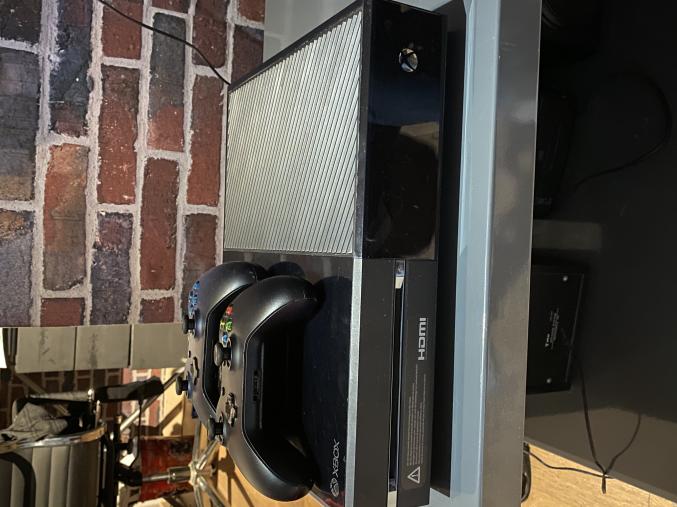 Xbox one 500Go + 5 jeux + manettes