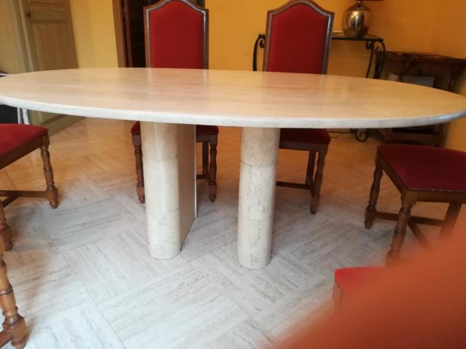 Vends table en travertin et 6 chaises style Louis XIII