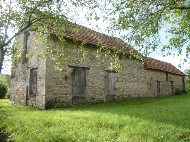 Maison à rénover + grange + dépendances à SAINT-VICTOR-EN-MARCHE