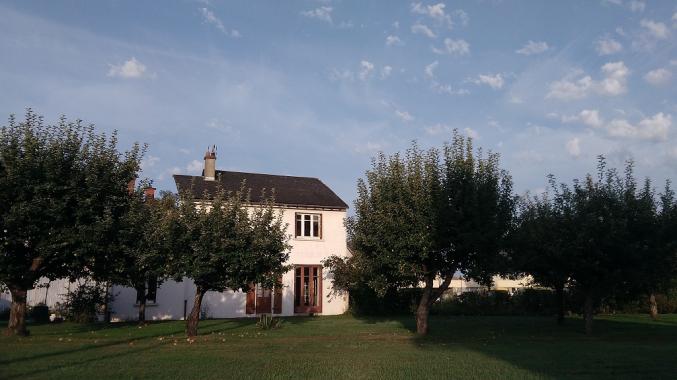Belle maison indépendante avec terrain et grand garage.