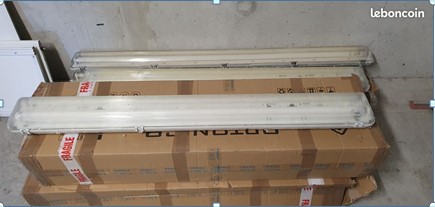 Luminaire avec diffuseur polycarbonate et néons