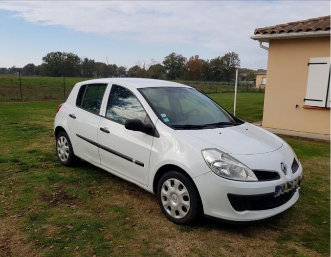 Je donne m'a voiture renault clio lll 1.5l dci 85ch en bon état