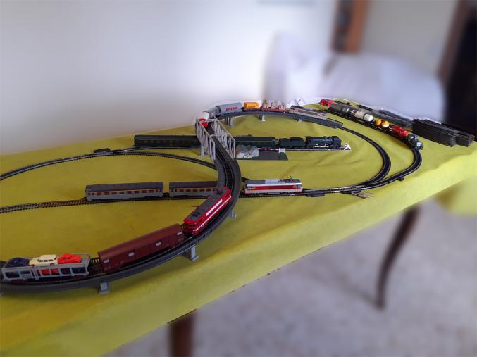 Gros lot de train Marque : JOUEF HO ; locomotives ; voitures ; wagons ; circuit ; rails