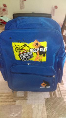 Un cartable à roulettes et à dos