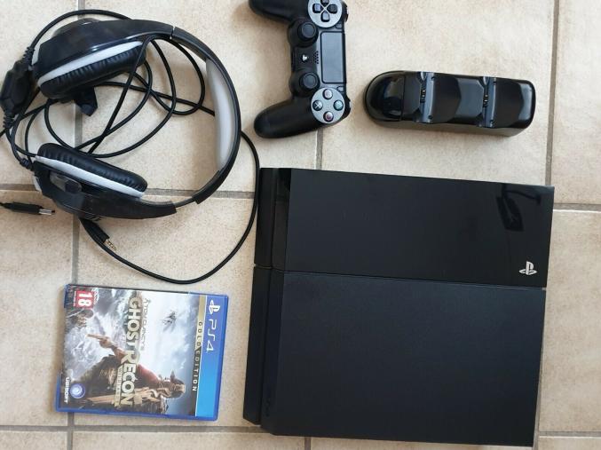CONSOLE PS4 1TO NOIRE EXCELLENT ETAT +  CASQUE +CHARGEUR 2 MANETTES ET UN JEU